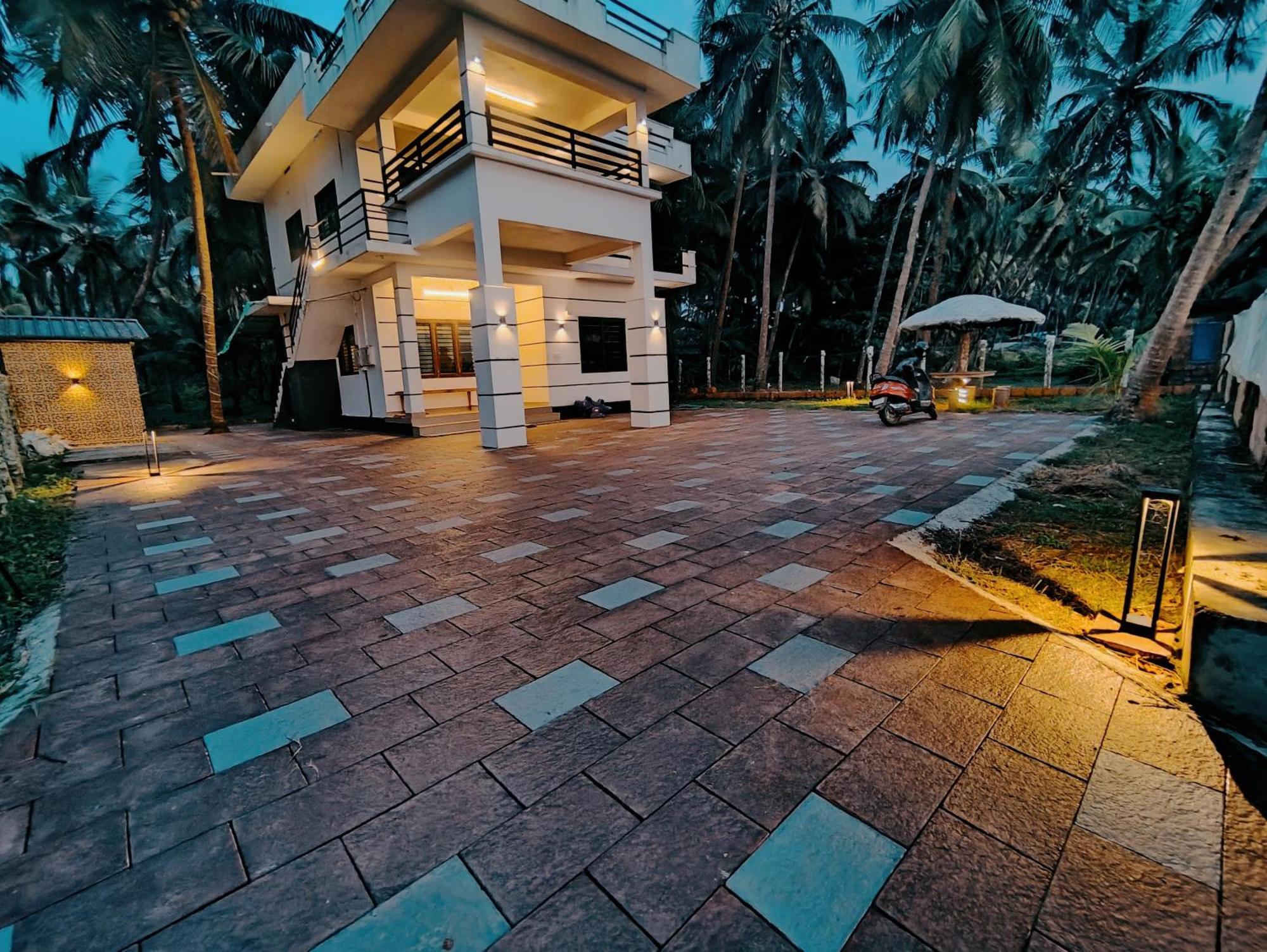 Mulappilangād Corniche Beach Resort חדר תמונה